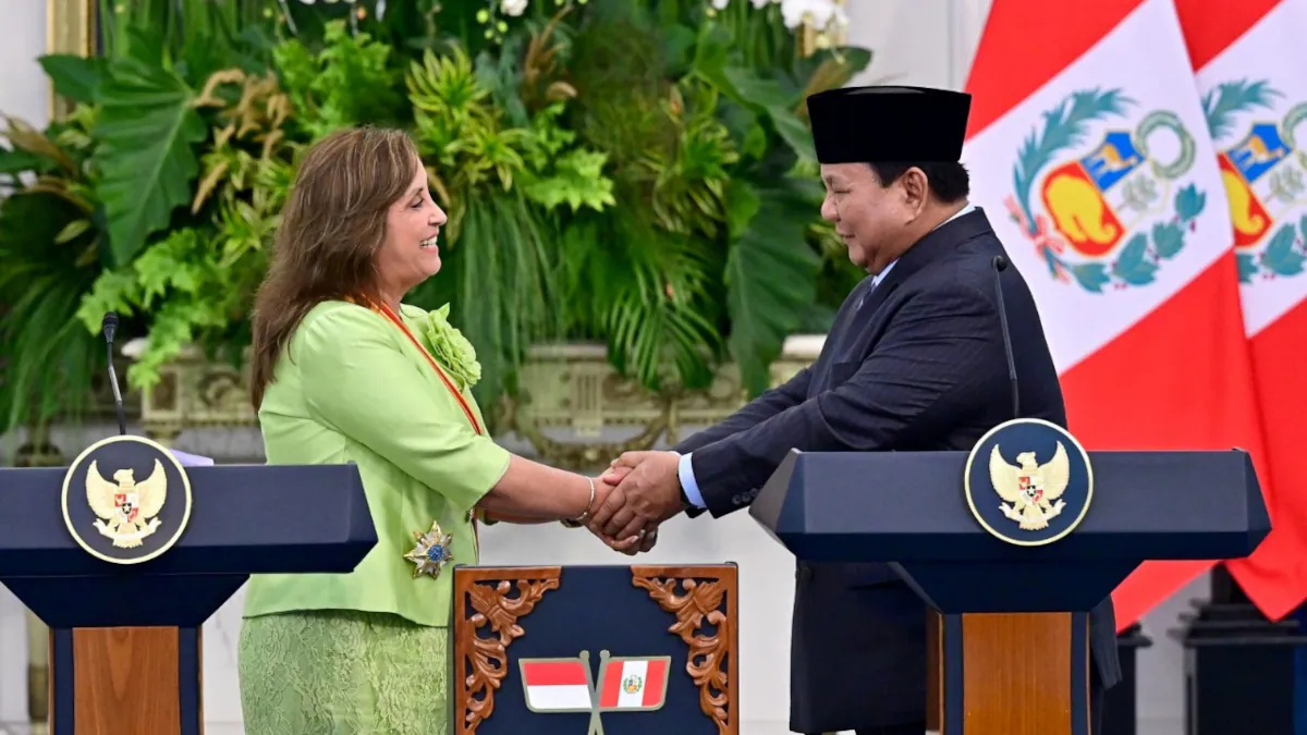 Indonesian President Prabowo Subianto and Peruvian President Dina Boluarte shaking hands after signing IP-CEPA in Jakarta